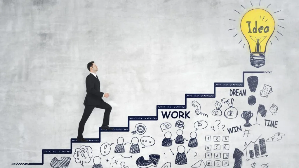 Man in pak loopt een getekende trap op met woorden als 'work', 'dream', 'win' en 'idea', omringd door symbolen van carrièreontwikkeling en succes.