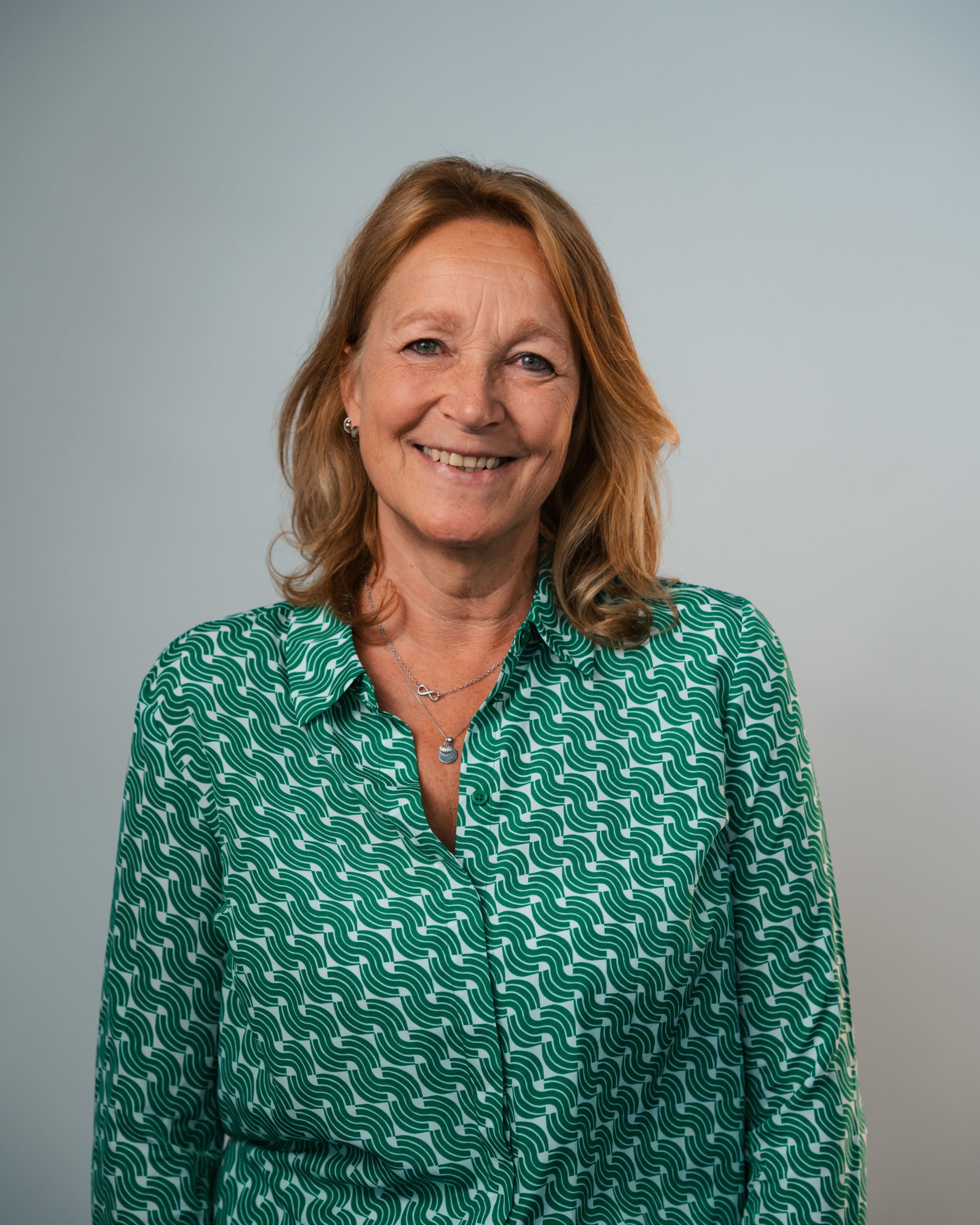 Vrouw in groene blouse, loopbaan coach