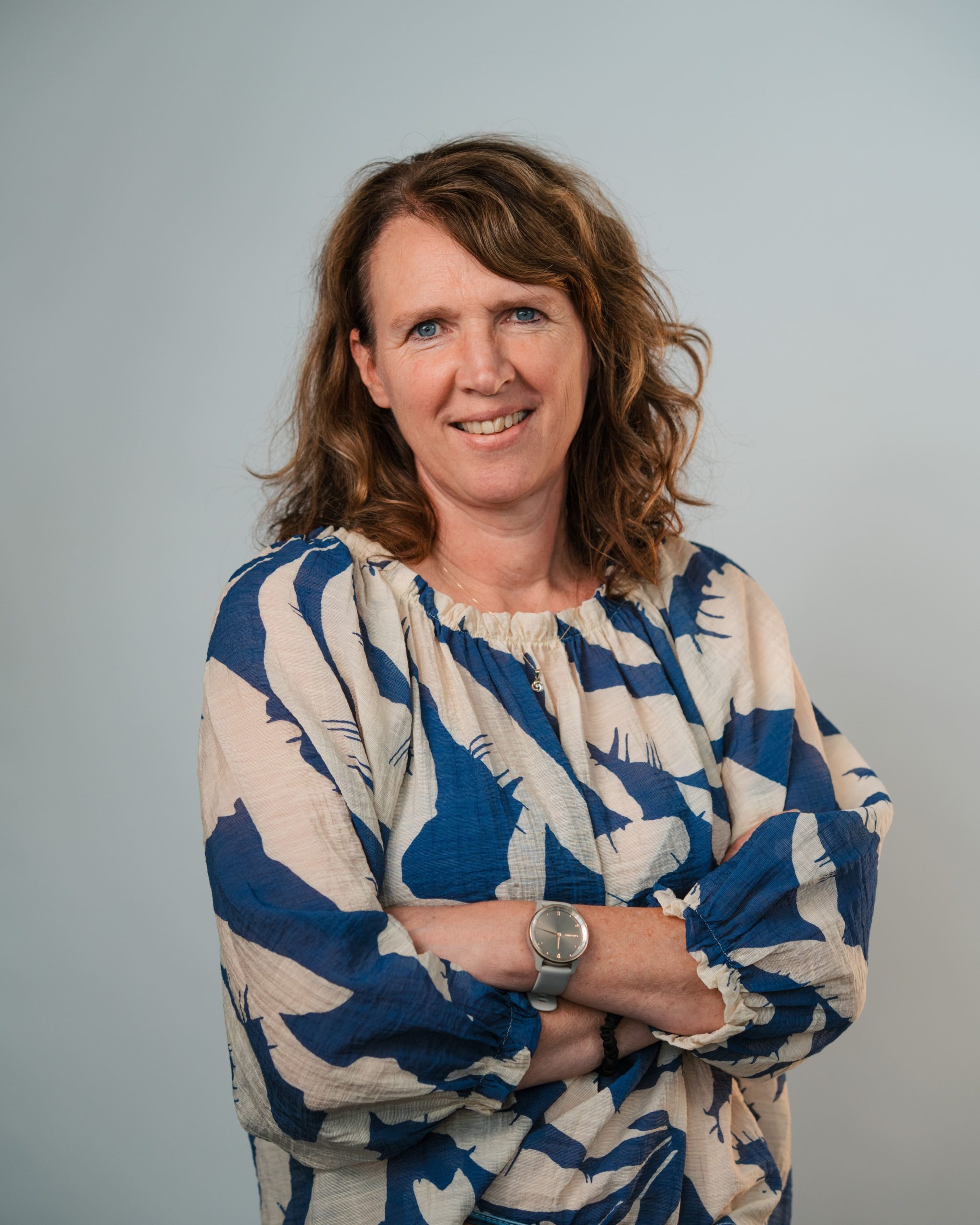 Vrouw met blauw met witte blouse, loopbaancoach