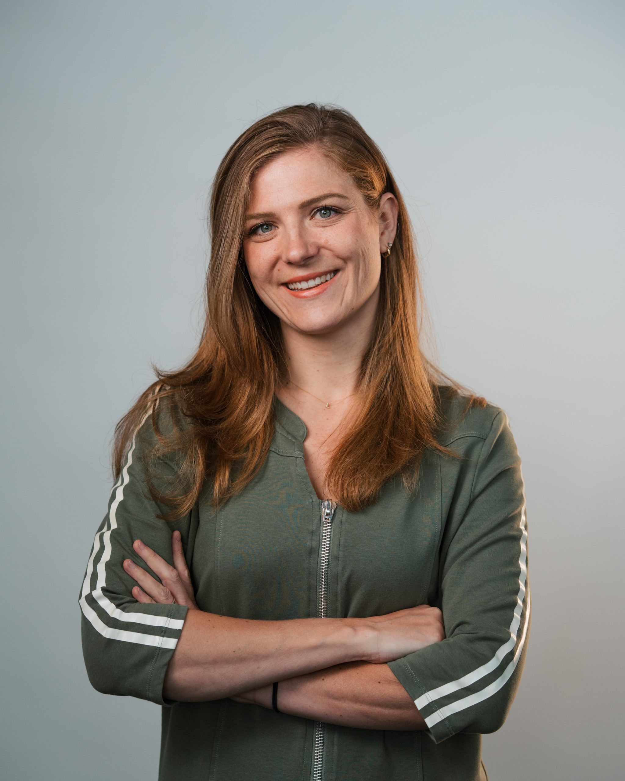 Vrouw met donkergroene jurk, re-integratiecoach