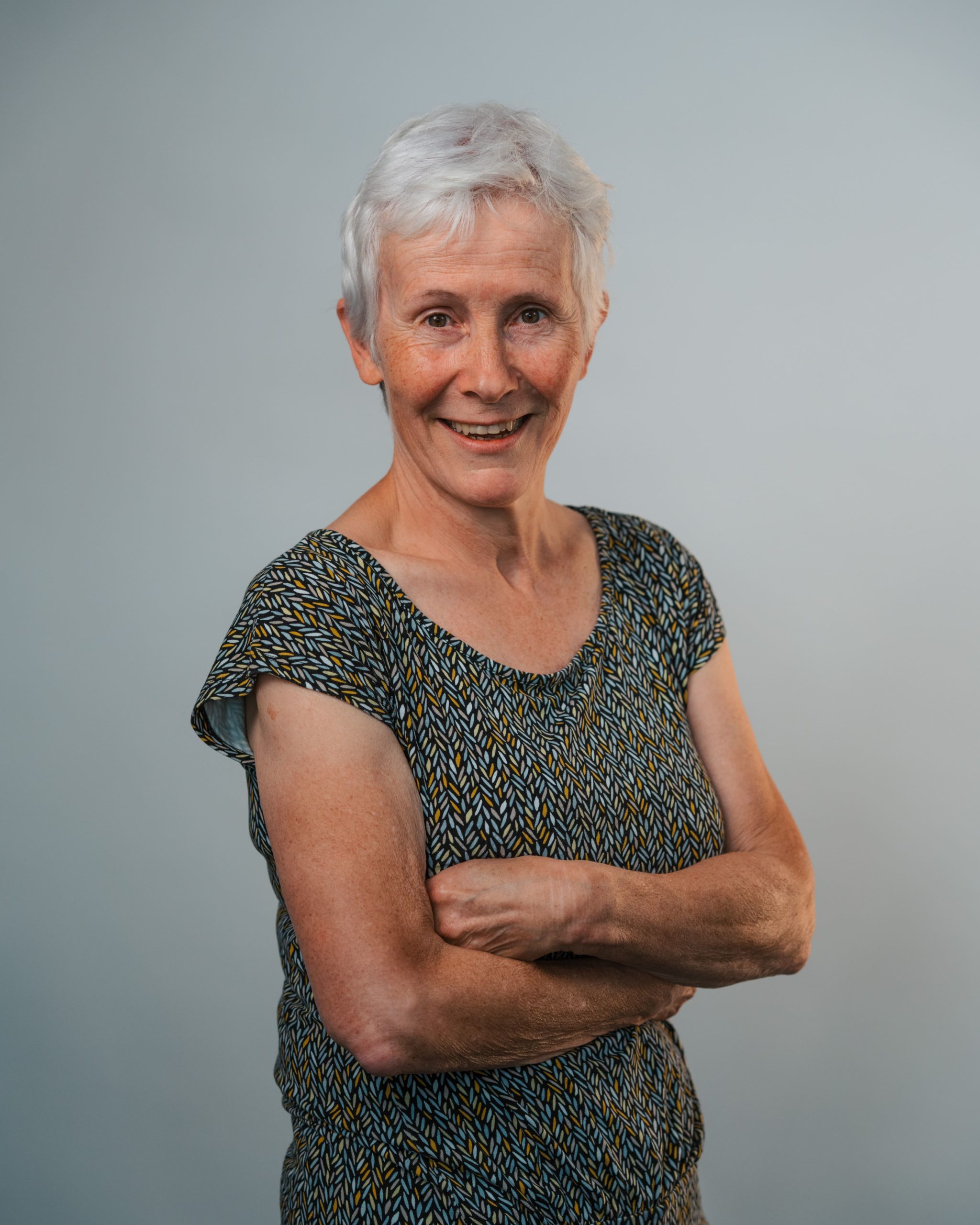 vrouw met grijs t-shirt, re-integratie coach